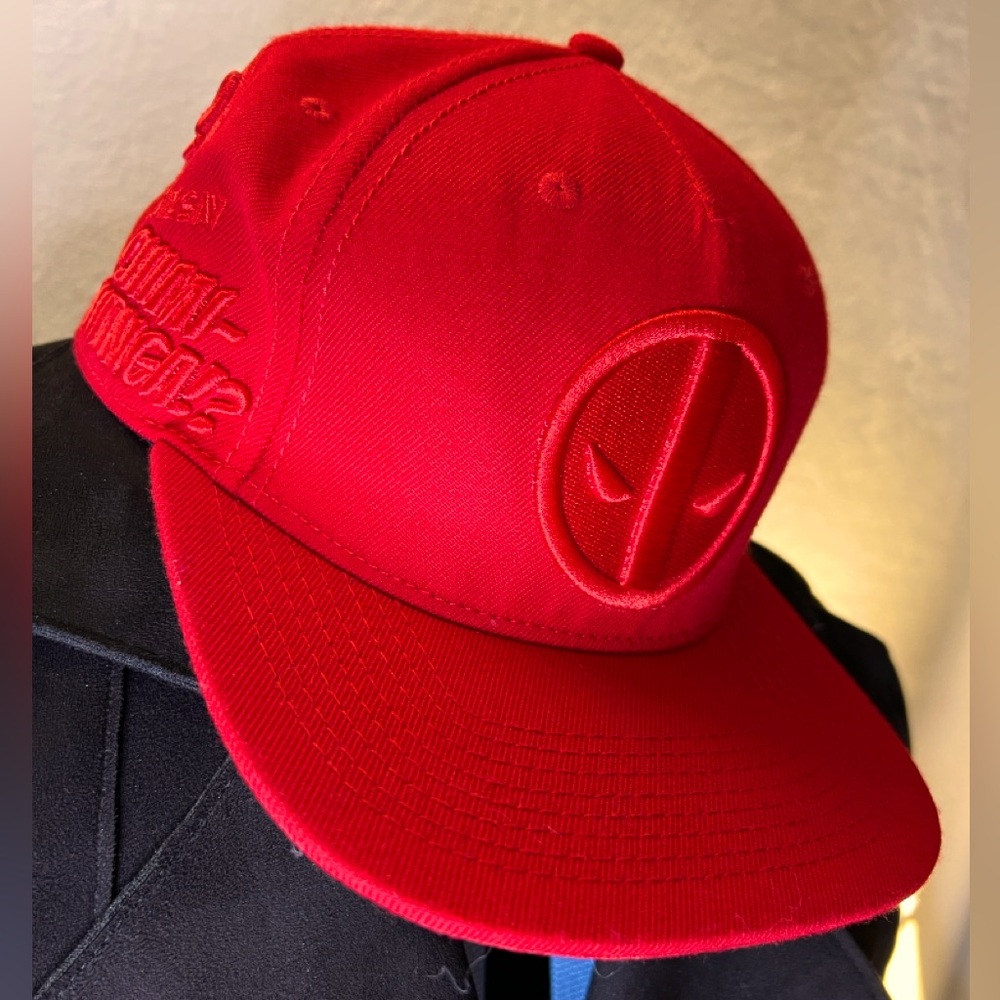🔥 Marvel Deadpool Flat Brim Hat – Bold Red, Adjustable, and Perfect for Fans!🔥